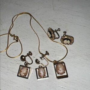 Lot Vintage Cameos screwback earrings & necklace